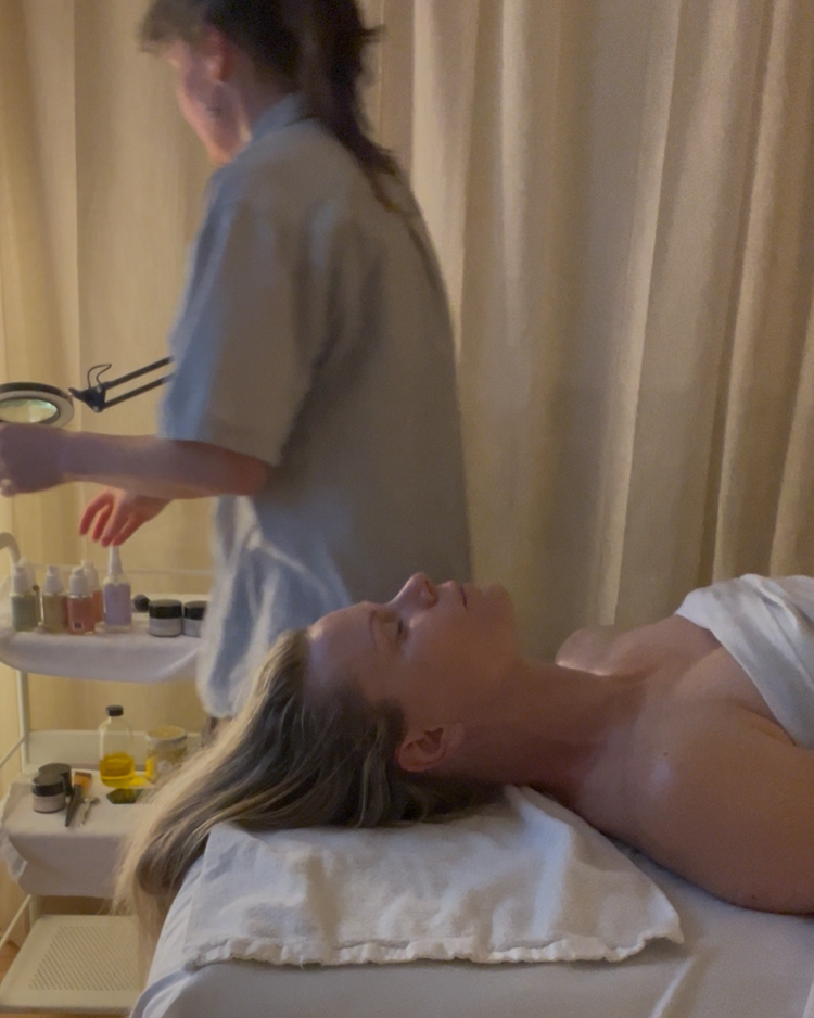 Ash Posy Holistic Facial (75min)